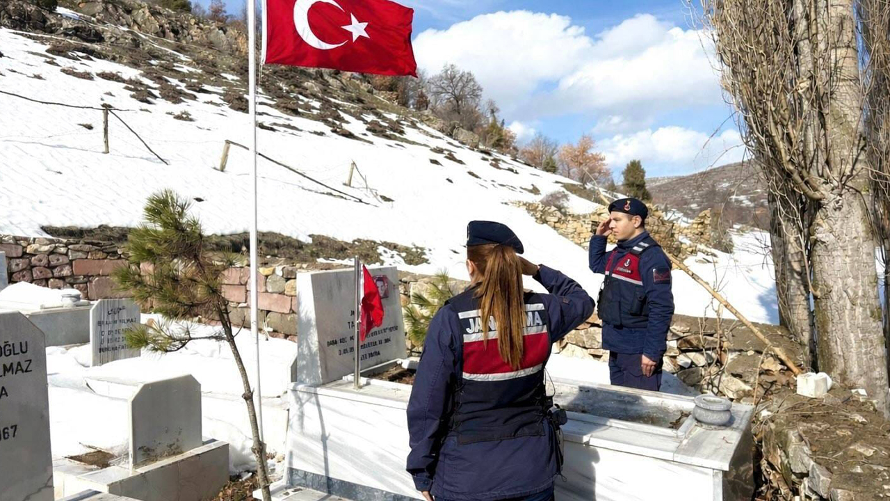 Çayıralan’da Şehit Mezarlıklarında Türk Bayrakları Yenilendi
