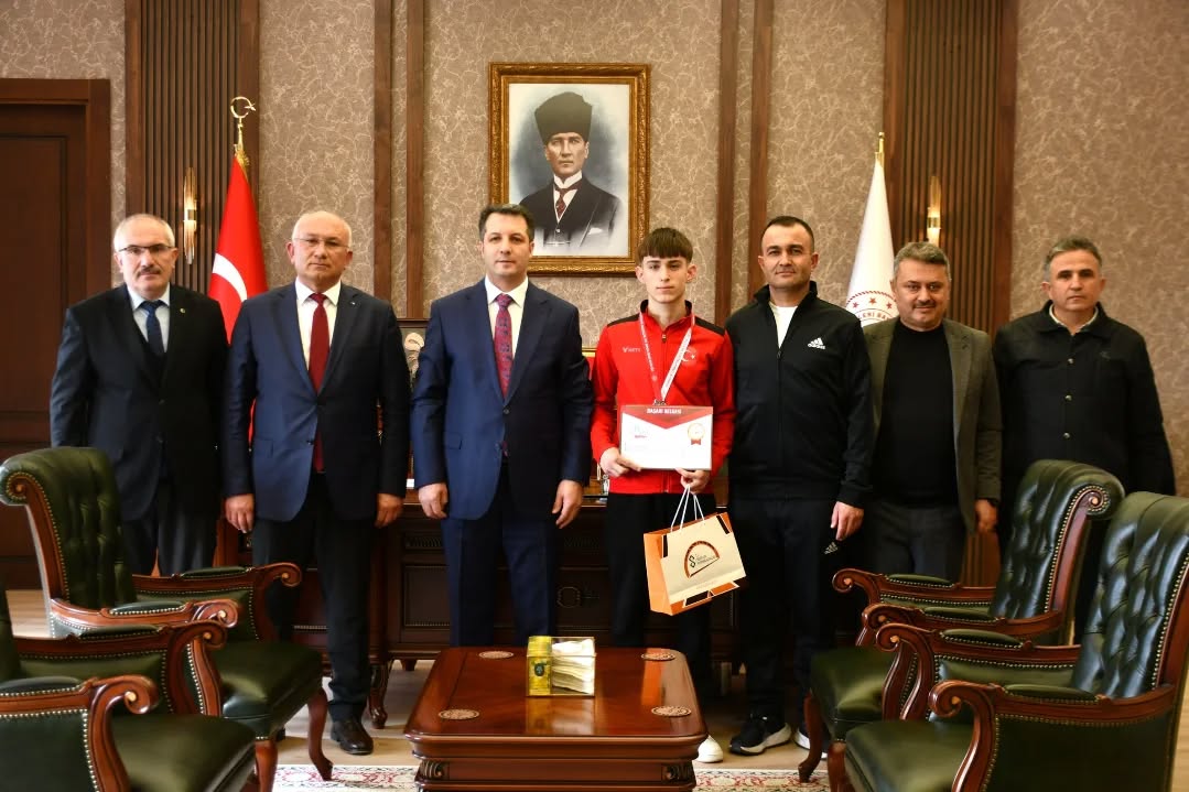 Bilek Güreşinde Türkiye İkincisi Oldu