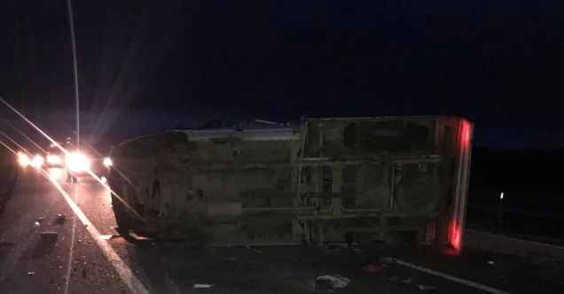 Kamyonet karşı yola geçerek devrildi: 1 ölü, 3 yaralı