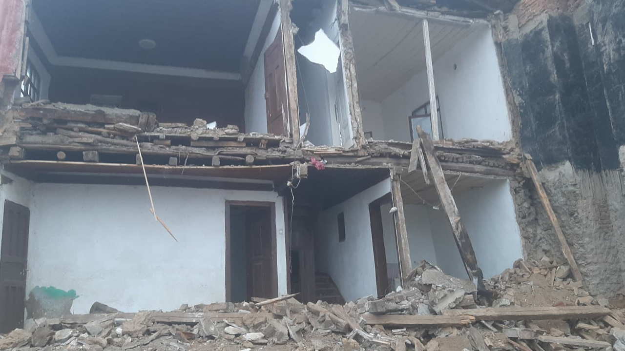 Yozgat’ta tarihi bina yağmura dayanamadı