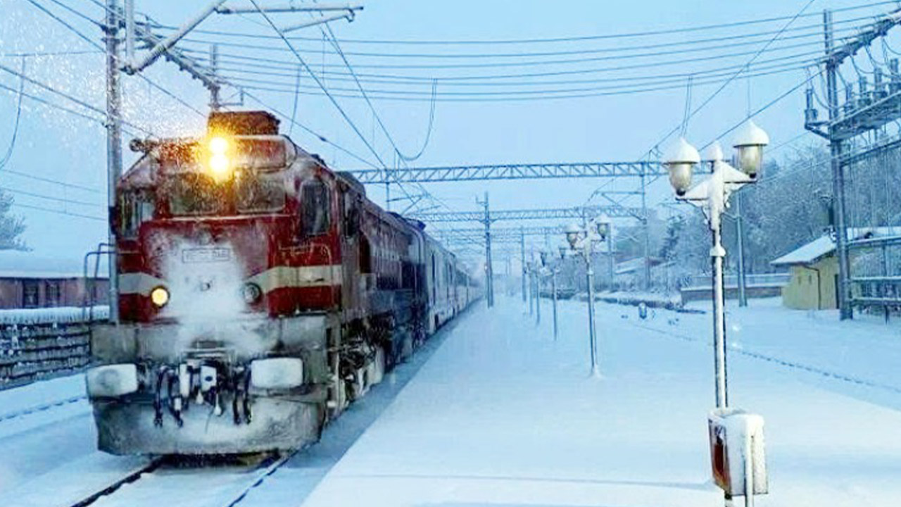 Kar Altında Sessiz Bir Nöbet: Yenifakılı Tren İstasyonu’ndan Kış Manzarası