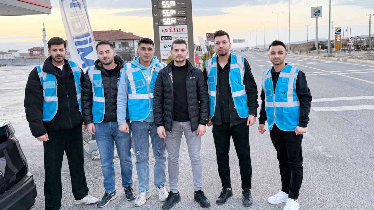 Yerköy’de “İftara 5 Kala” Dayanışması: AK Parti Gençlik Kolları E-88 Karayolunda sürücülere iftar ikramı yaptı