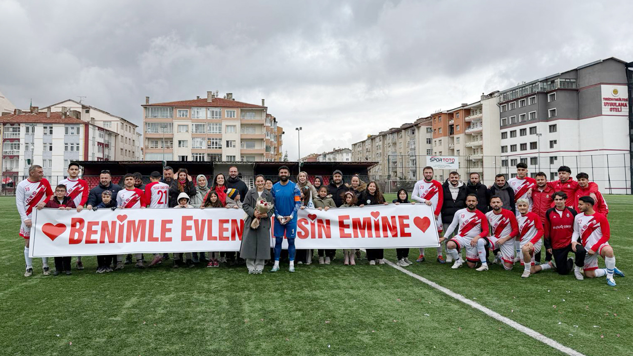 Yozgat’ta yeşil sahada evlenme teklif etti