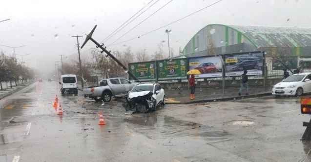 Kar yağışı kazaları beraberinde getirdi, kaygan yolda iki araç birbirine girdi: 2 yaralı