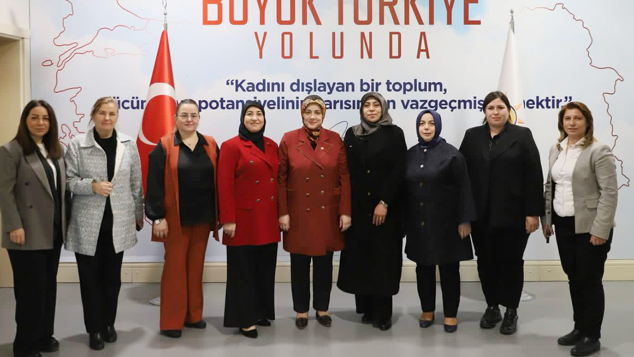 AK Parti Yozgat Kadın Kollarında Bayrak Değişimi