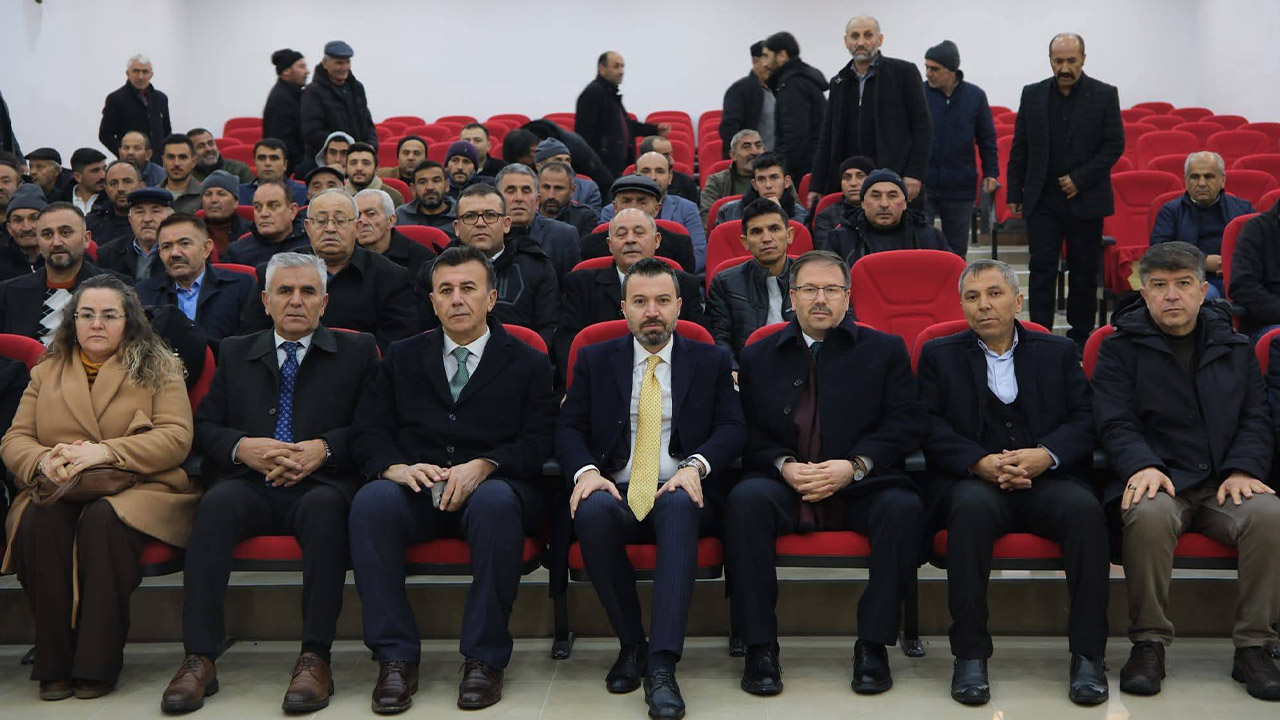 Kadışehri’nde AK Parti’ye Katılan Belediye Encümen Üyelerine Rozetleri takıldı