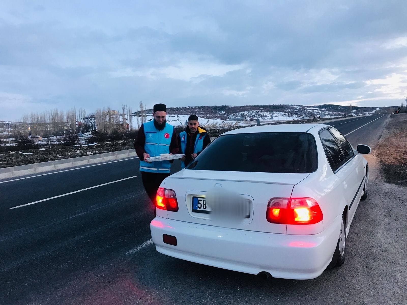 Akdağmadeni’nde Yolda Kalan Vatandaşlara İftar Yardımı