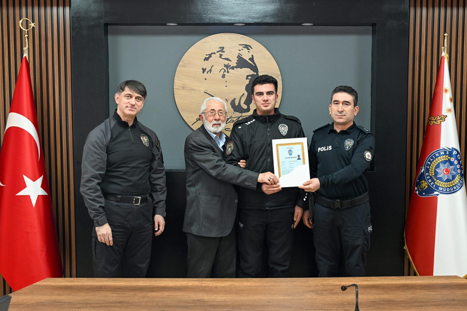 Yozgat’ta şehit babası emniyet müdürü ile başarılı polisleri ödüllendirdi