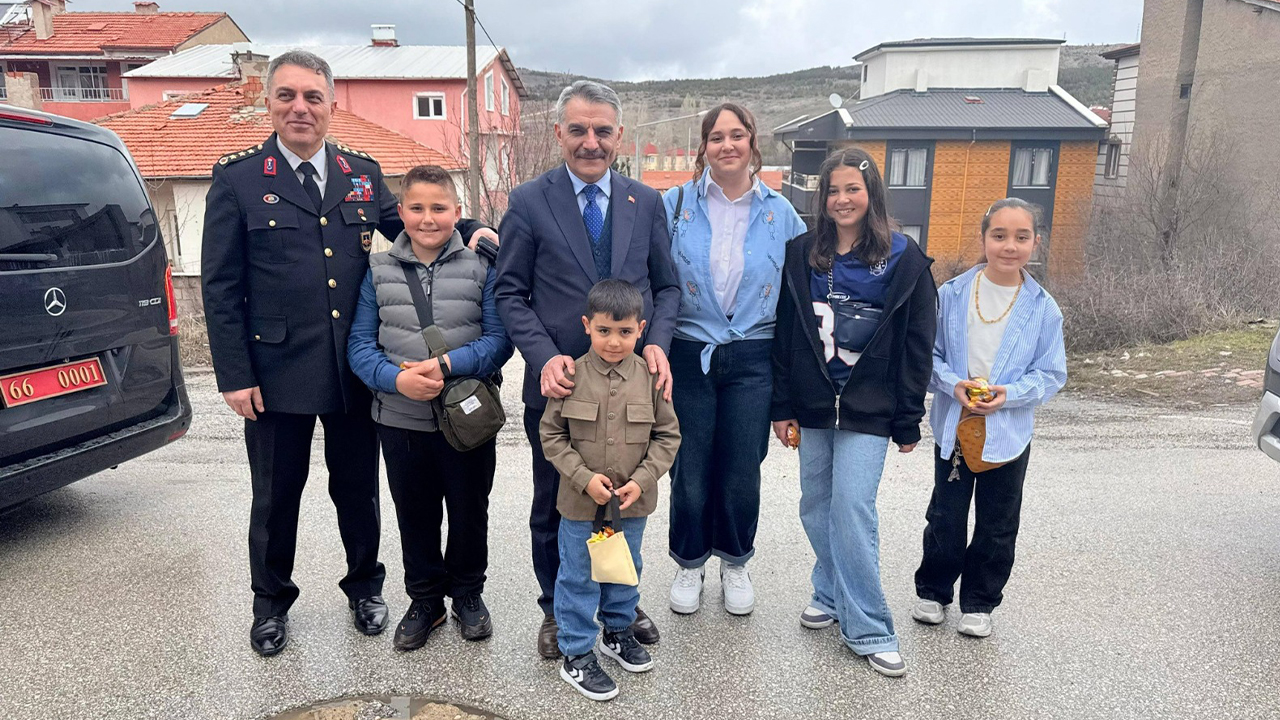 Yozgat’ta bayramın en güzel fotoğrafı: vali, komutan ve çocuklar sokakta buluştu