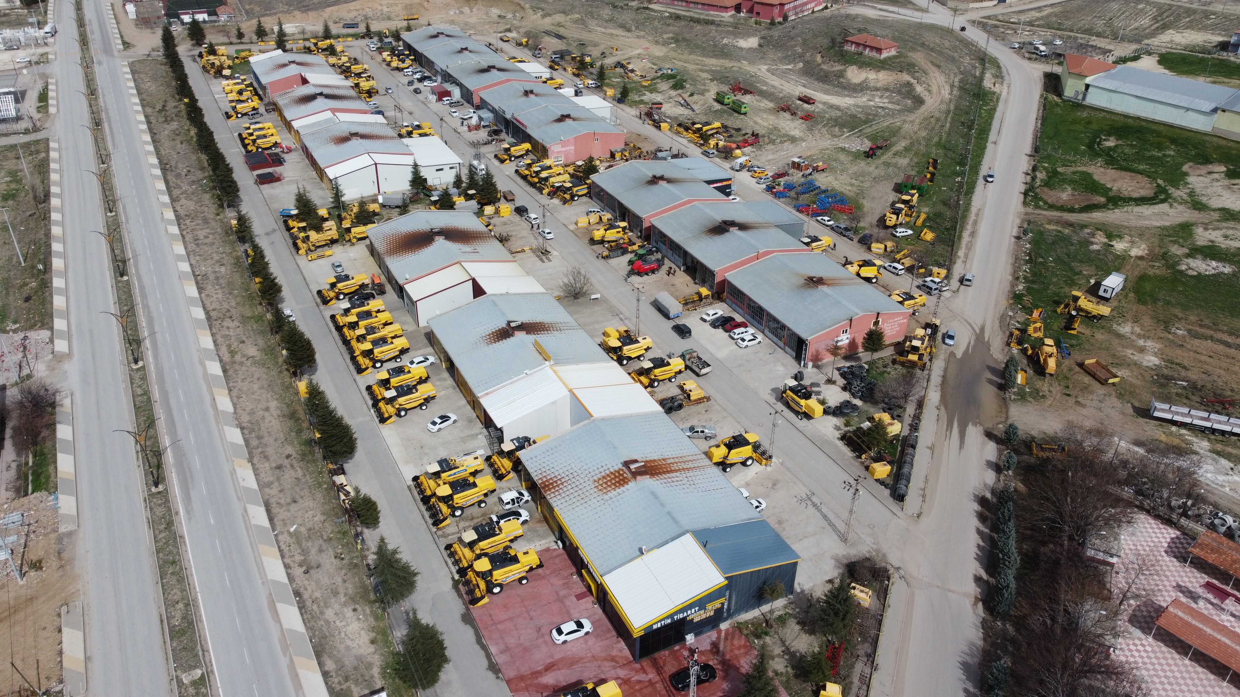 Yerköy’de Biçerdöver Mesaisi: Bozkırın Sarı Devleri Hasat Sezonuna Hazırlanıyor