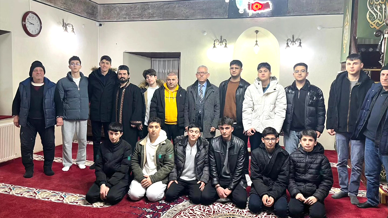 Yozgat Belediye Başkanı Kazım Arslan'dan camide çok özel poz