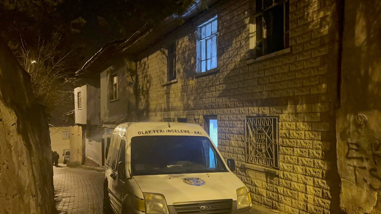 Ahşap Ev Alevlere Teslim Oldu: 2 Kişi Hayatını Kaybetti!