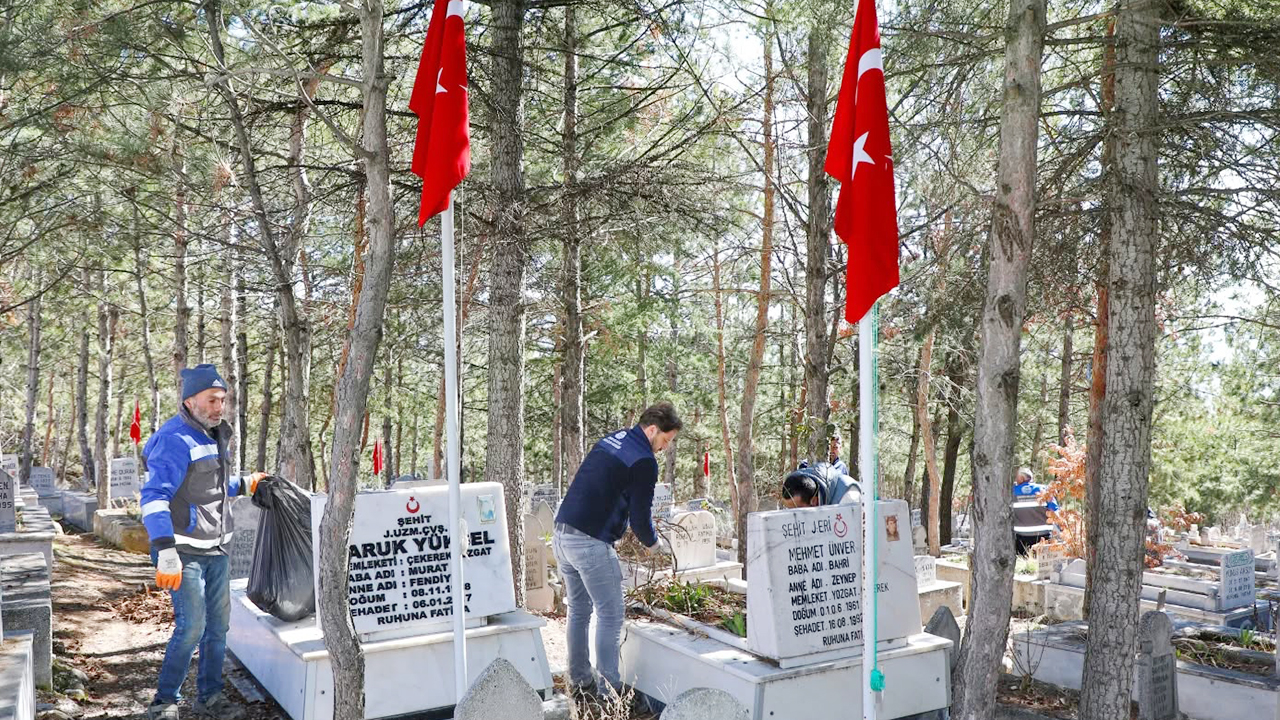 Çekerek Belediyesi’nden Bayram Öncesi Mezarlık Temizliği