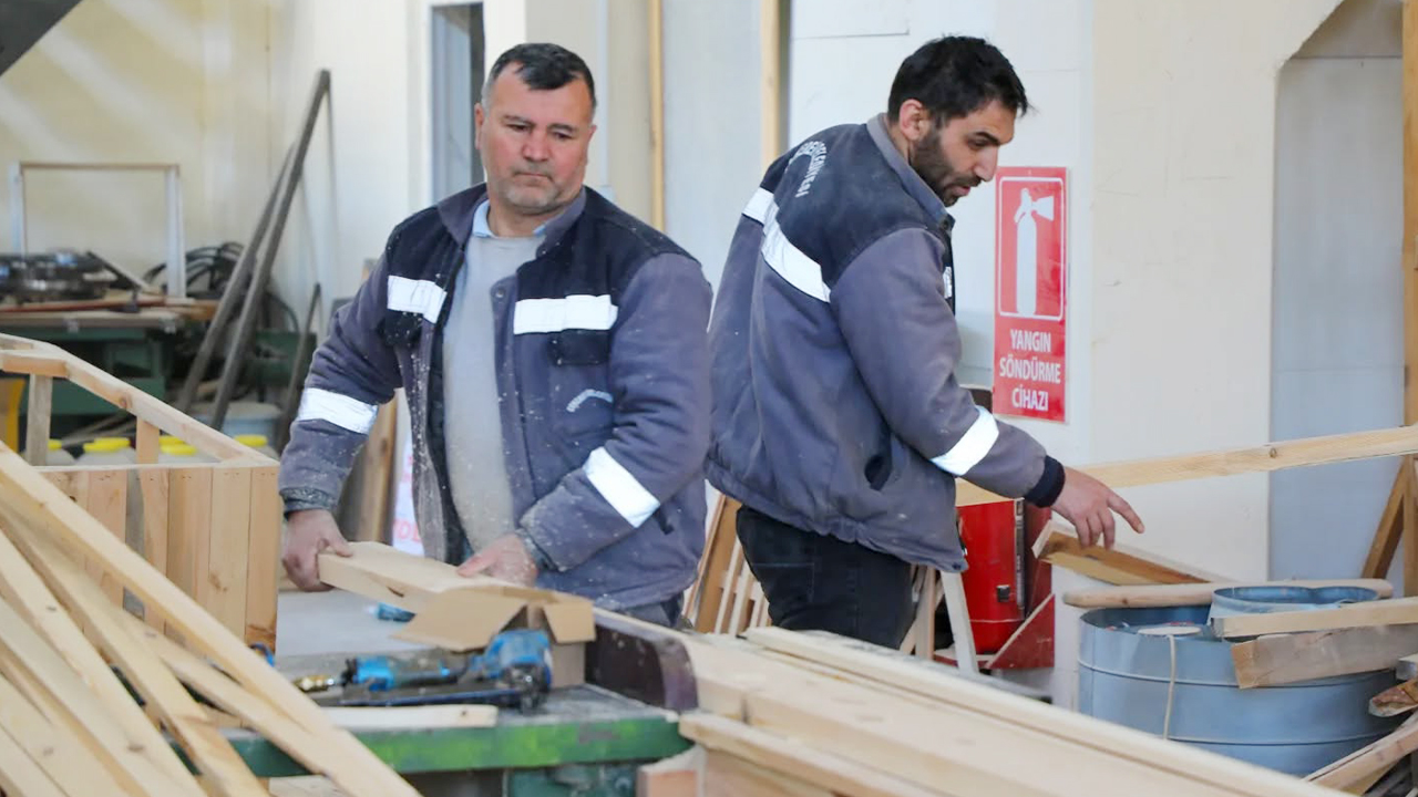 Çekerek Belediyesi Ahşap Atölyesiyle Parklarda Yenilik ve Konforu Birleştiriyor