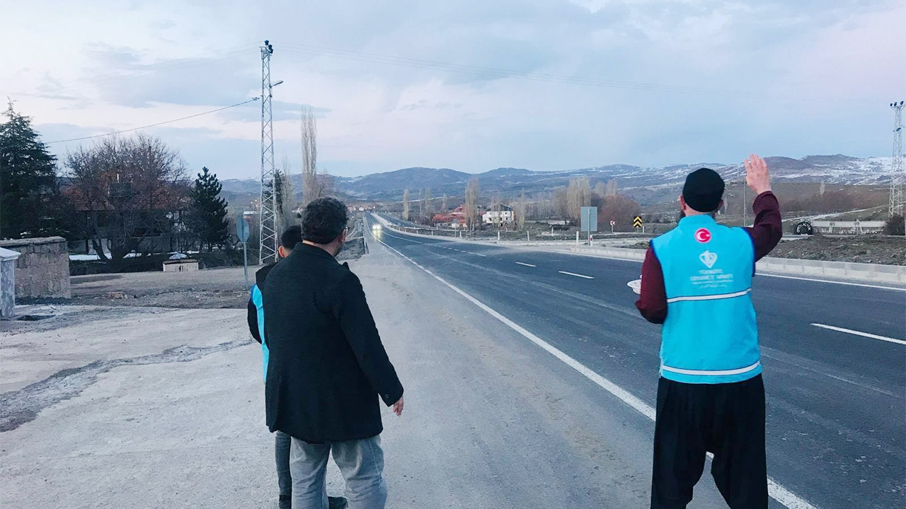 Akdağmadeni’nde ‘İftara 5 Kala’ Dayanışması: Yolda Kalan Sürücülere İftariyelik İkramı