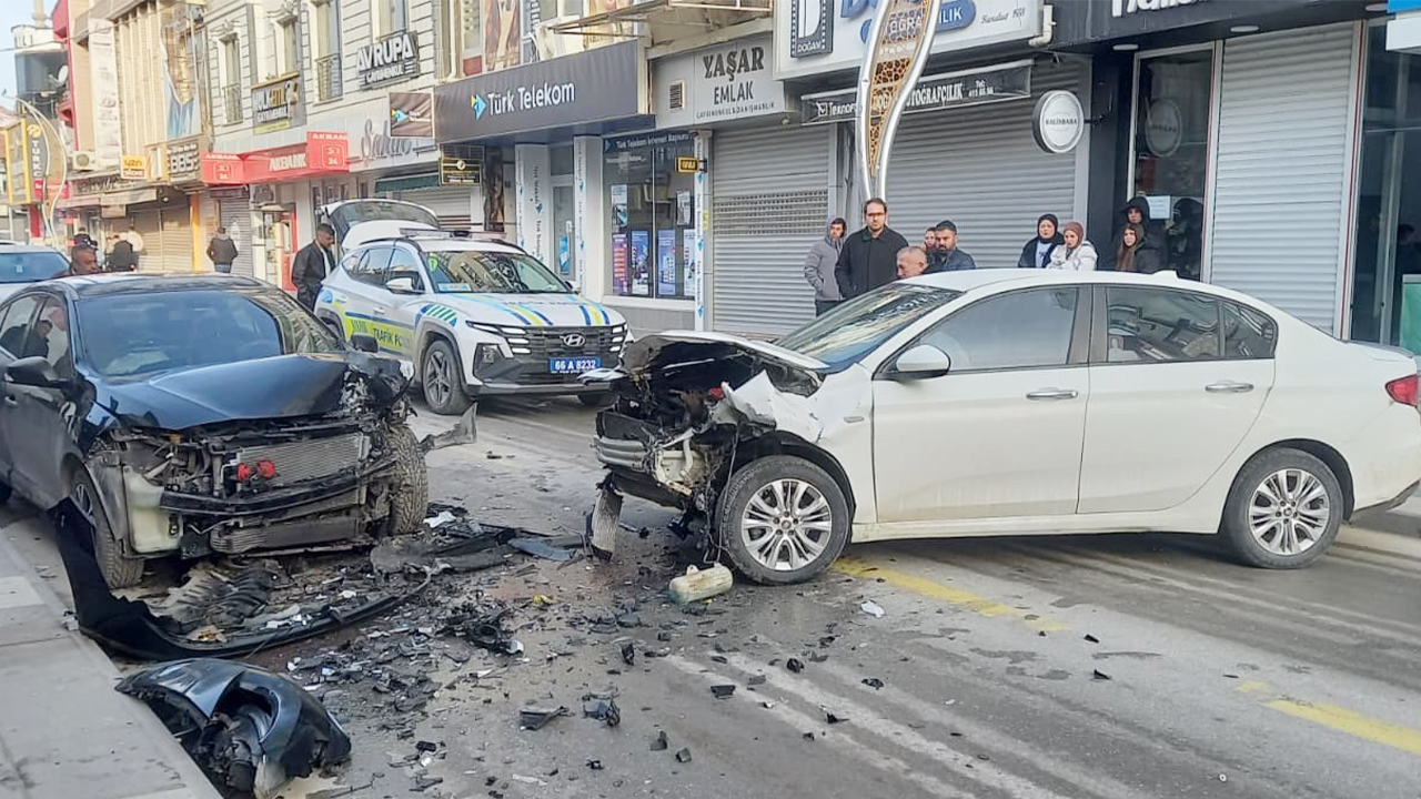 Yozgat’ta faciaya ramak kala! İki araç kafa kafaya çarpıştı!