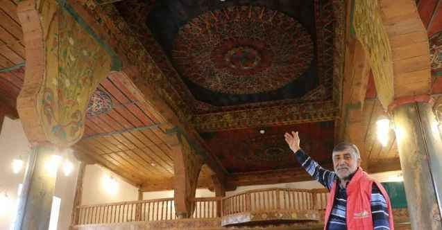 İki asırlık cami rengarenk ahşap işlemeleri ile dikkat çekiyor