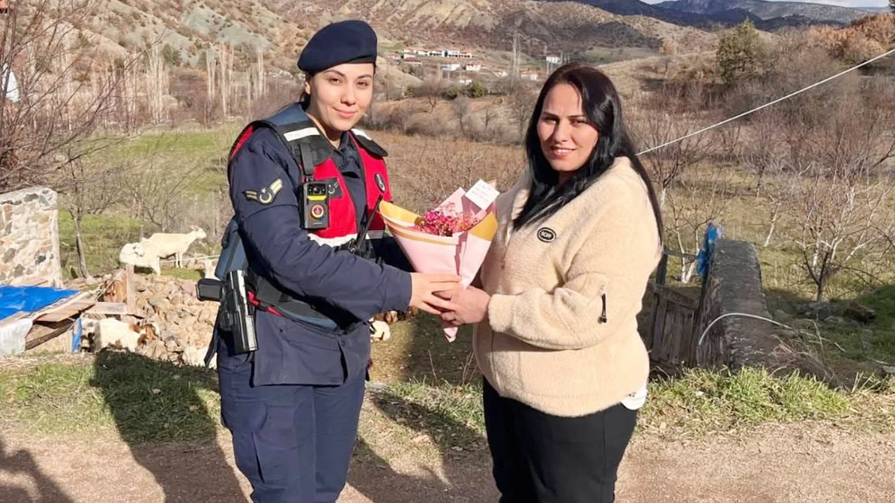 Aydıncık’ın kadın muhtarına jandarma kutlaması