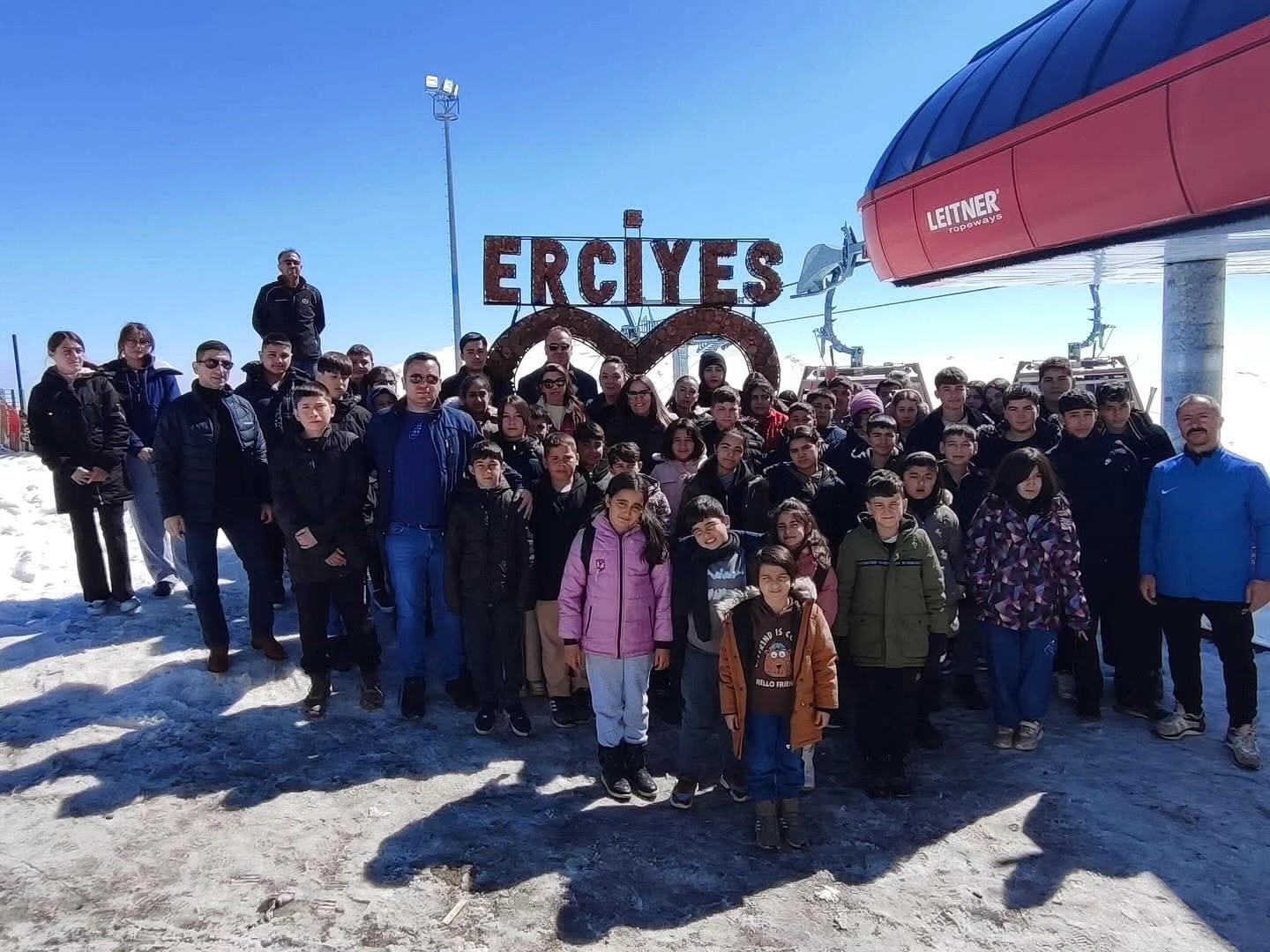 Çayıralanlı Öğrenciler Erciyes’te Kayakla Tanıştı: Zirvede Unutulmaz Bir Gün