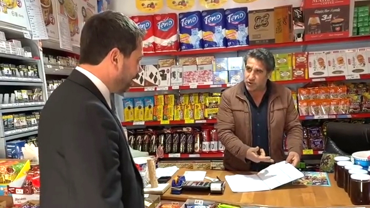 Sarıkaya Belediye Başkanı bir bakkaldaki veresiye defterindeki borçları ödedi