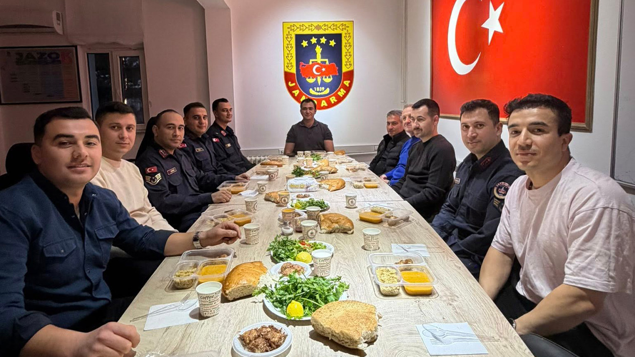 Şefaatli Kaymakamı Mehmet Burak Eski Jandarma Personeliyle iftar yaptı