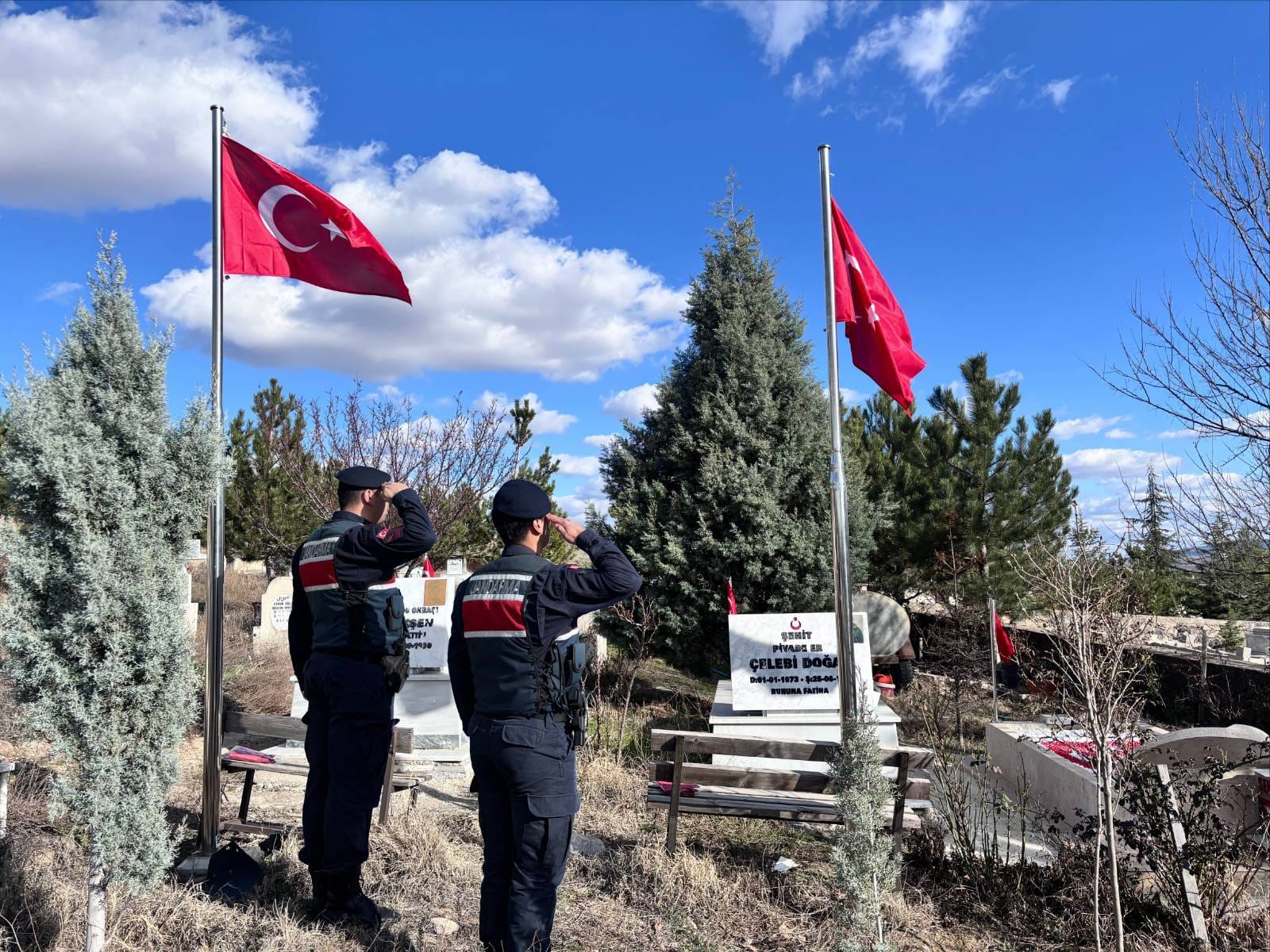 Yerköy’de Şehit Kabirleri Ziyaret Edildi, Türk Bayrakları Yenilendi