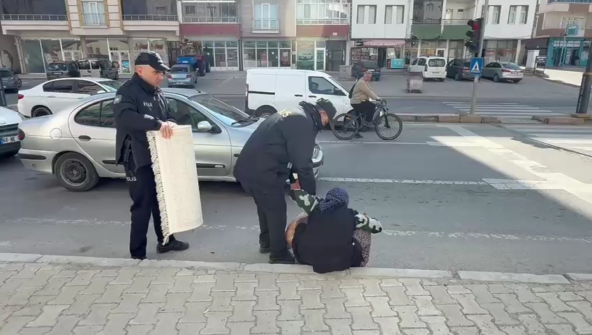 Sarıkaya’da Polislerden Örnek Davranış: Şerife Teyzeye Yardım Eli