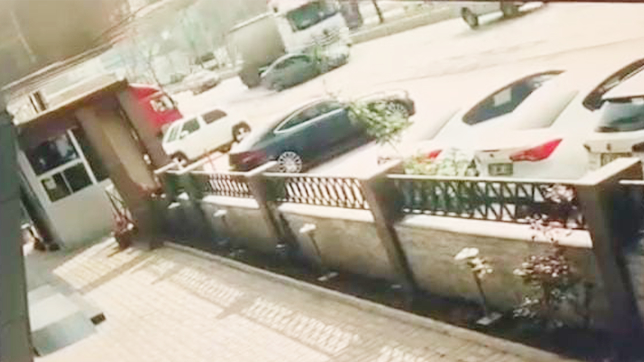 Tırın Önünde Can Pazarı: Metrelerce Sürüklenen Otomobilde Mucize Kurtuluş!