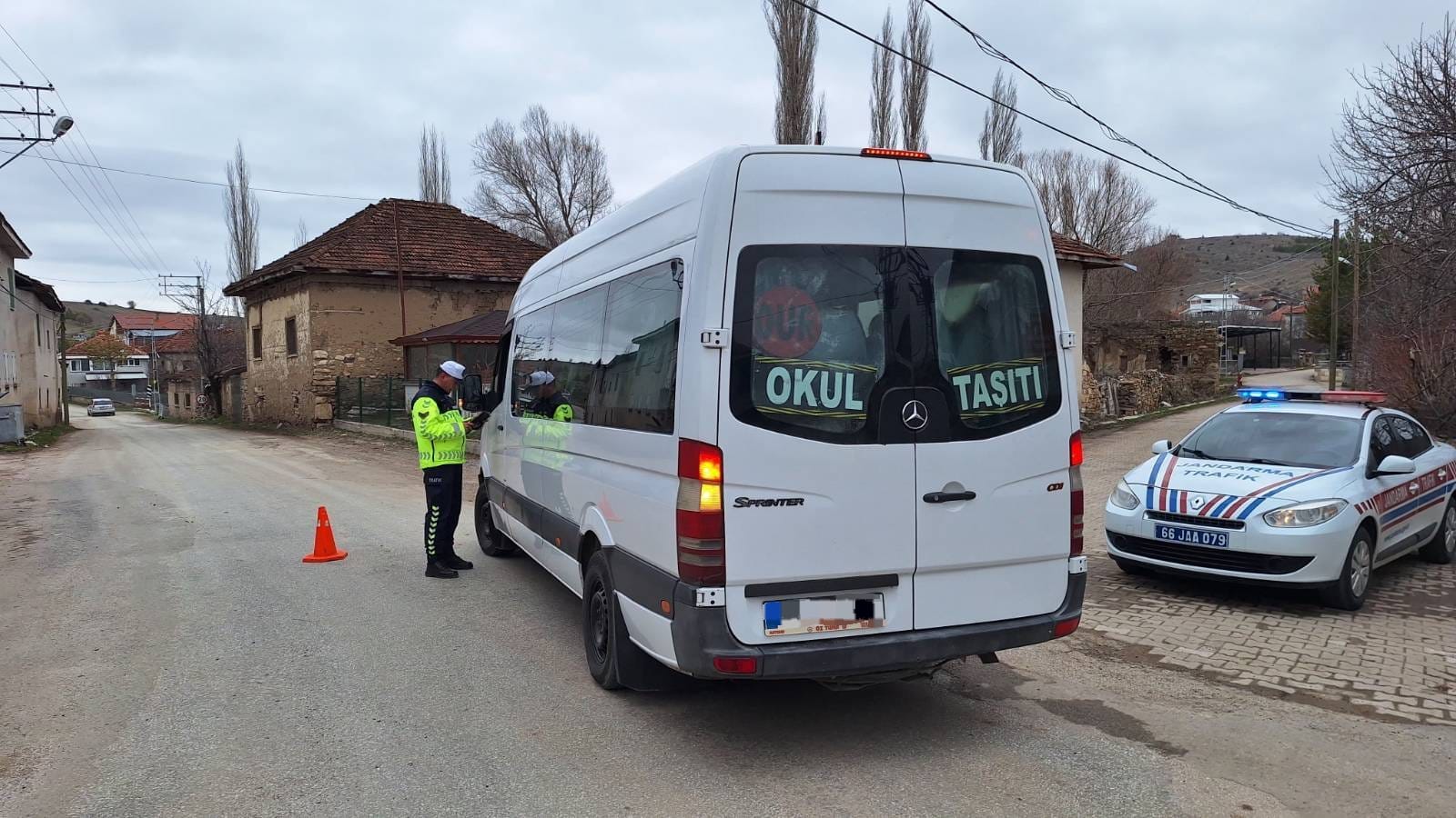 Yozgat’ta Okul Servislerine Sıkı Denetim! Jandarma Tek Tek Kontrol Etti