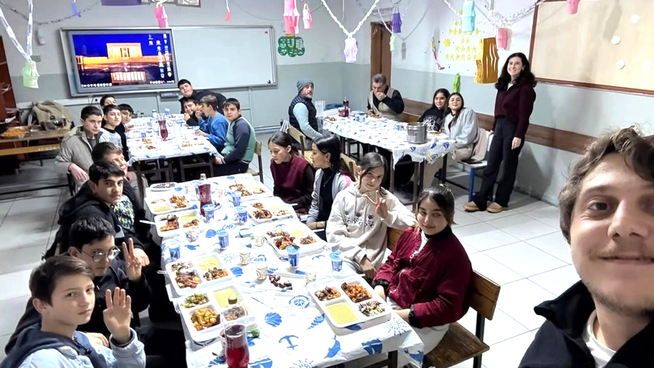 Yamaçlı’da Öğrenciler Aynı Sofrada Buluştu: Ramazan’ın Bereketi Okula Taşındı