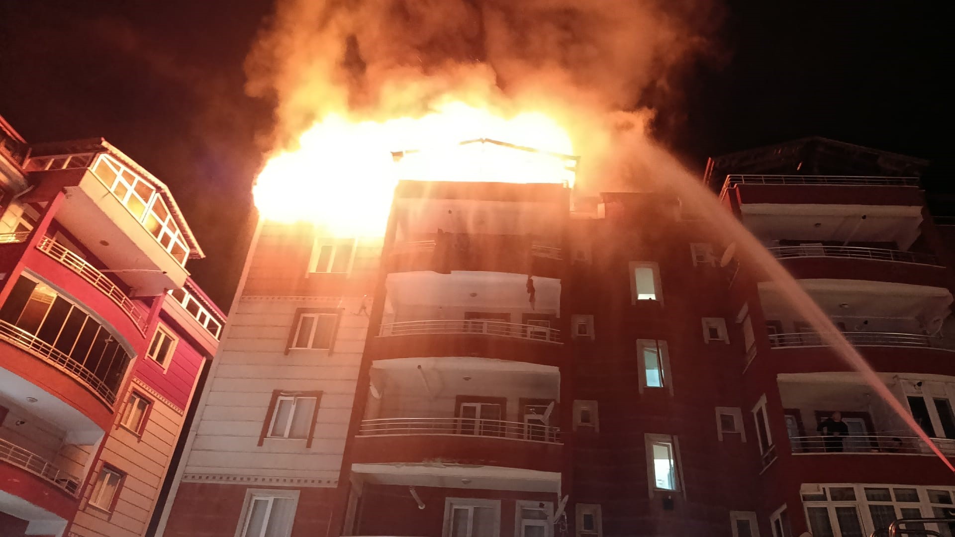 Sorgun’da Apartmanın Teras Katında Yangın Paniği