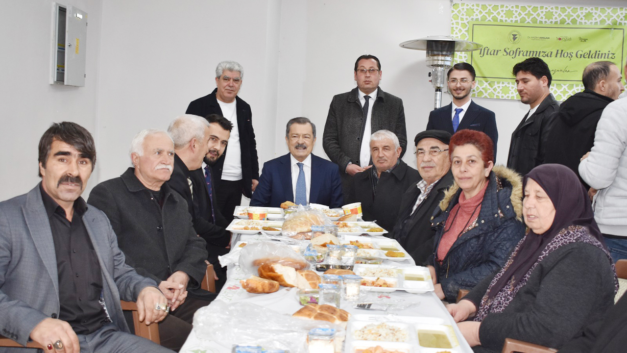 Yozgat’ta belediyeden birlik sofrası : Milletvekili Lütfullah Kayalar Hemşehrileriyle İftarda Buluştu