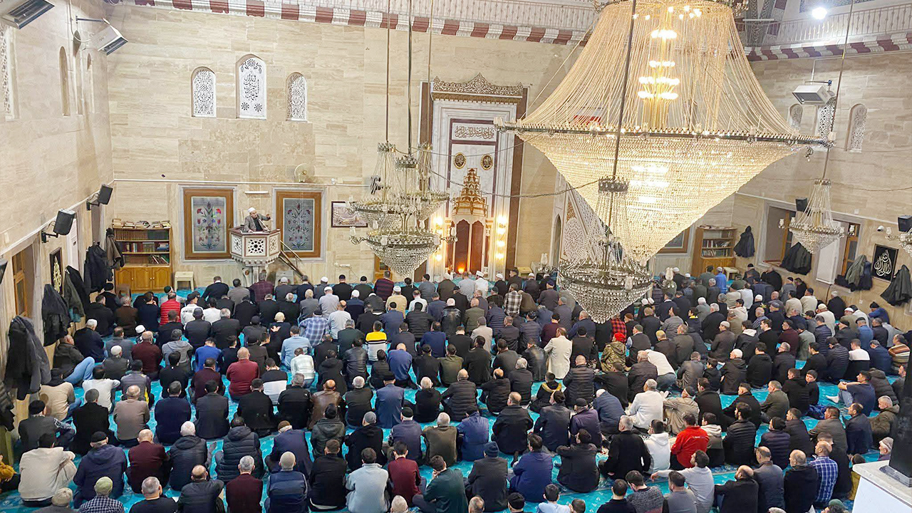 Yozgat’ta Kadir Gecesi nur oldu yağdı: Sakal-ı Şerif ziyaretlerine rekor katılım