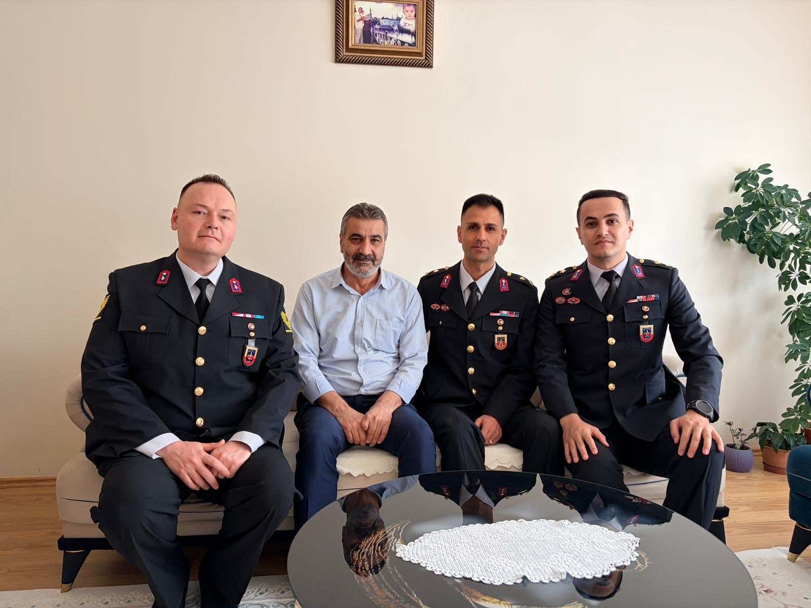 Yozgat’ta Şehit Ailelerine Anlamlı Ziyaret! Jandarmadan Bayram Öncesi Duygulandıran Vefa