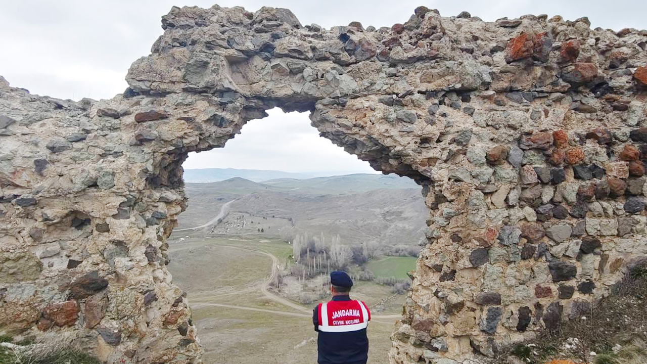 Akdağmadeni Muşalikalesi’nde Türk Bayrağı yeniden göndere çekildi!