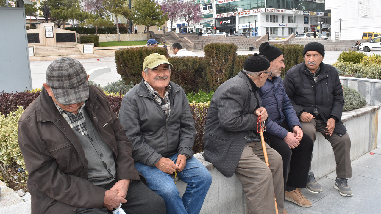 Yozgatlı Emekliler Ne İstiyor? Çamlık Medya Sokağa İndi, Ulu Çınarların Taleplerini Dinledi