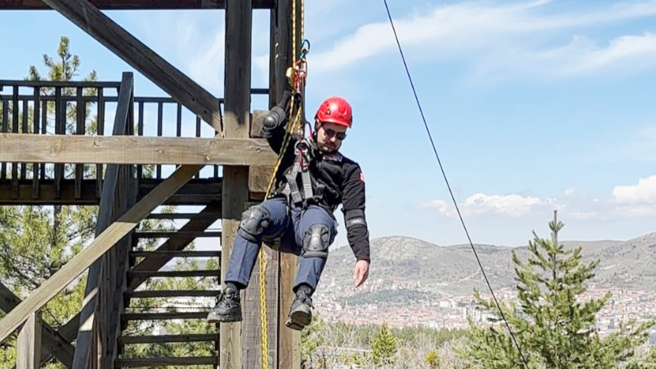 Yozgat’ın zirvesinde nefes kesen anlar! Kendilerini iple aşağı bıraktılar: