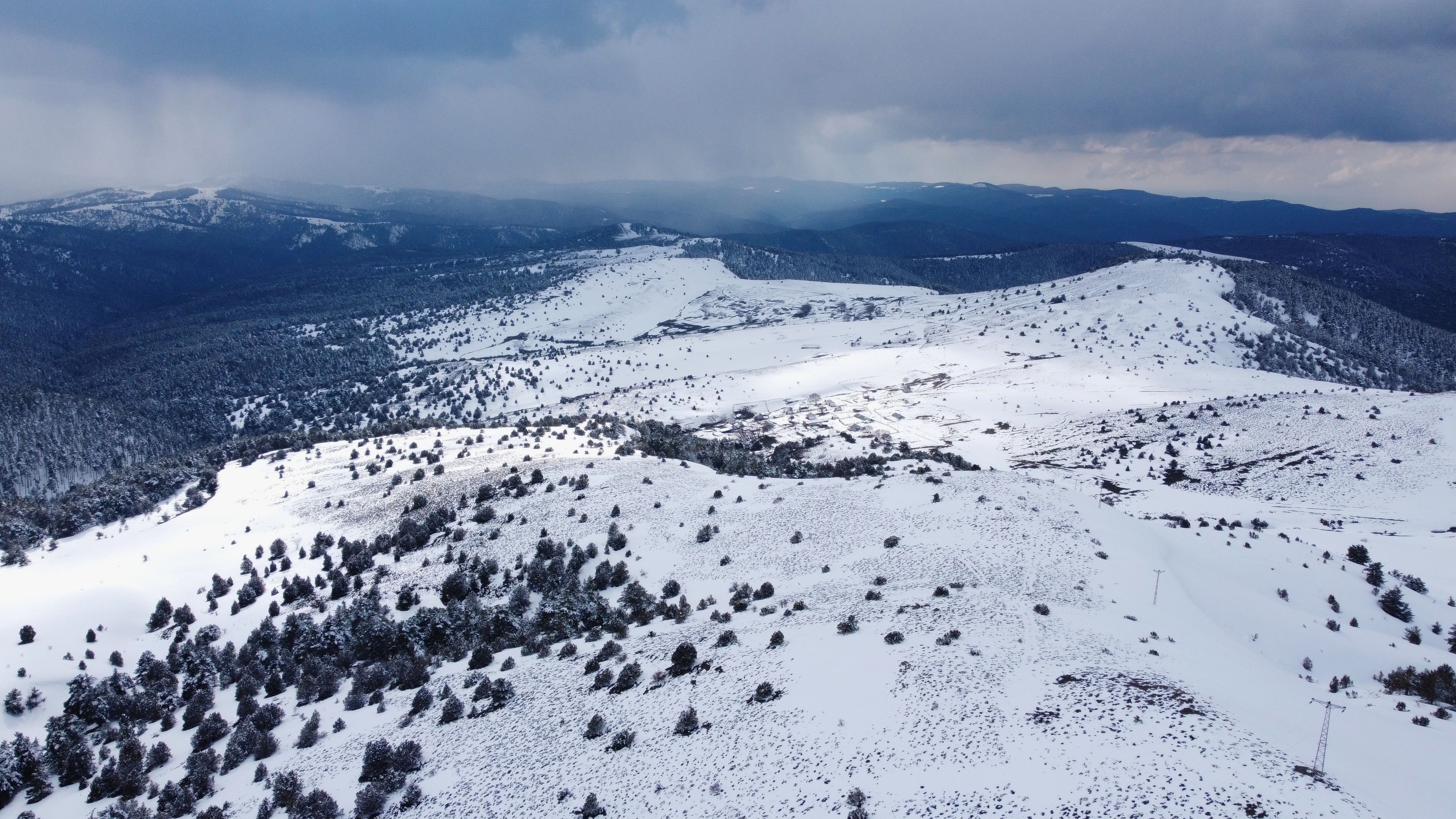 Yozgat’ta 2077 Metrelik Zirve Beyaza Büründü: Nalbant Geçidi Kar Manzarasıyla Göz Kamaştırıyor
