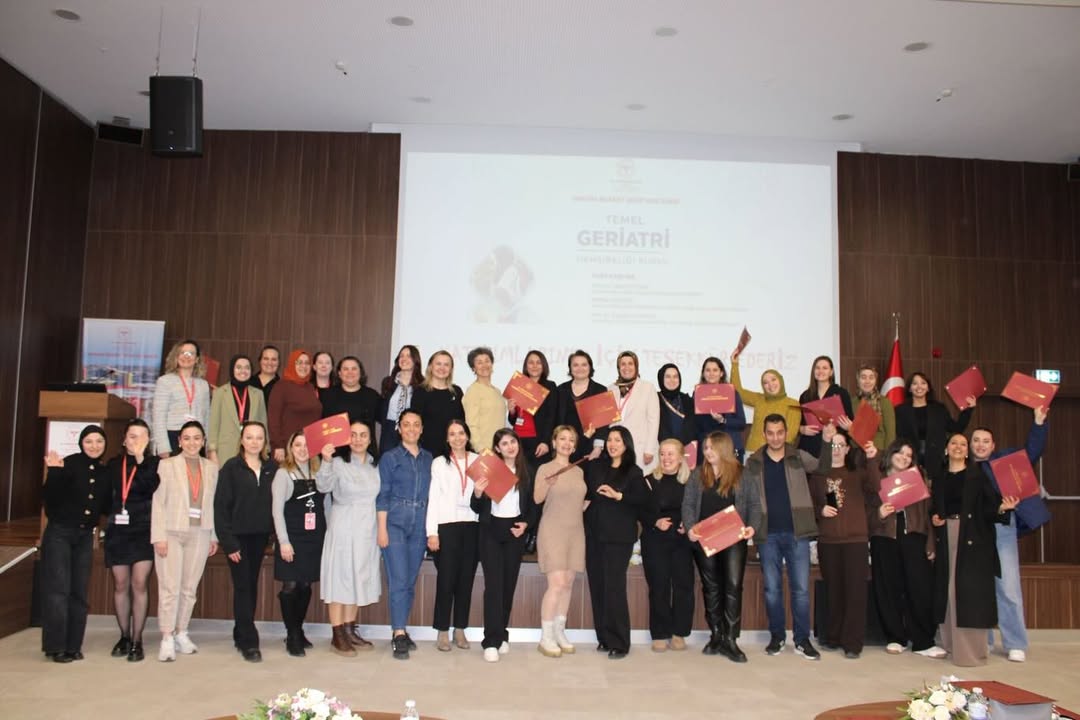 Temel Geriatri Hemşireliği Kursu Tamamlandı: Yaşlı Bakımında Güncel Yaklaşımlar ve Klinik Uygulamalar Öne Çıktı