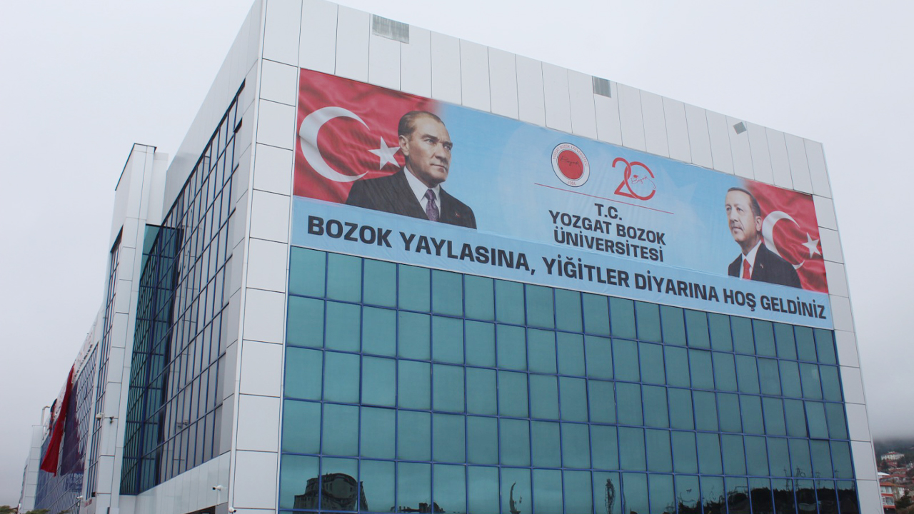 Yozgat’a Girişlerde Görkemli Karşılama: Yozgat Bozok Üniversitesi E88 Karayolunda İz Bırakıyor