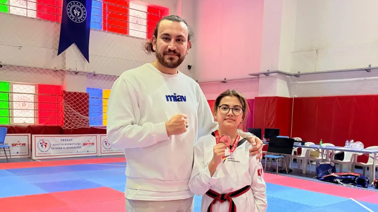 Çekerek Atatürk Ortaokulu’ndan Taekwondo Başarısı: Asya Akın İl İkincisi Oldu