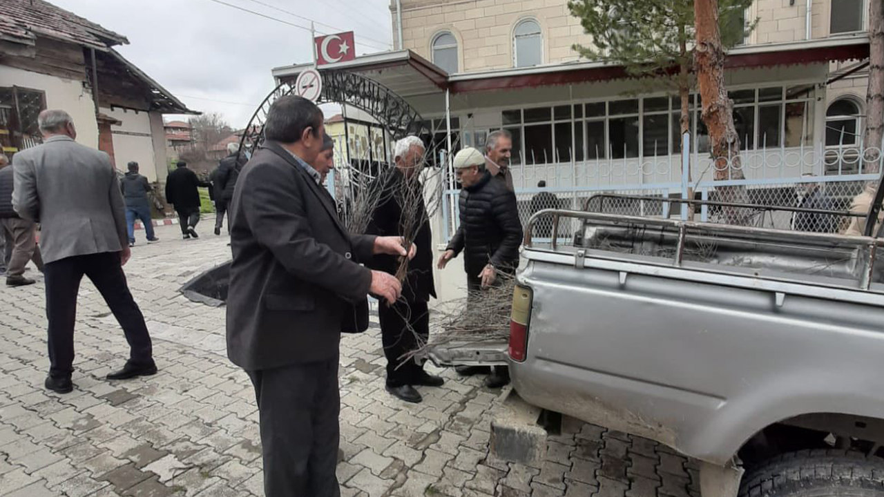 Konuklar Belediyesi’nden Vatandaşa Badem Fidanı Dağıtımı Doğaya Nefes Olan Proje