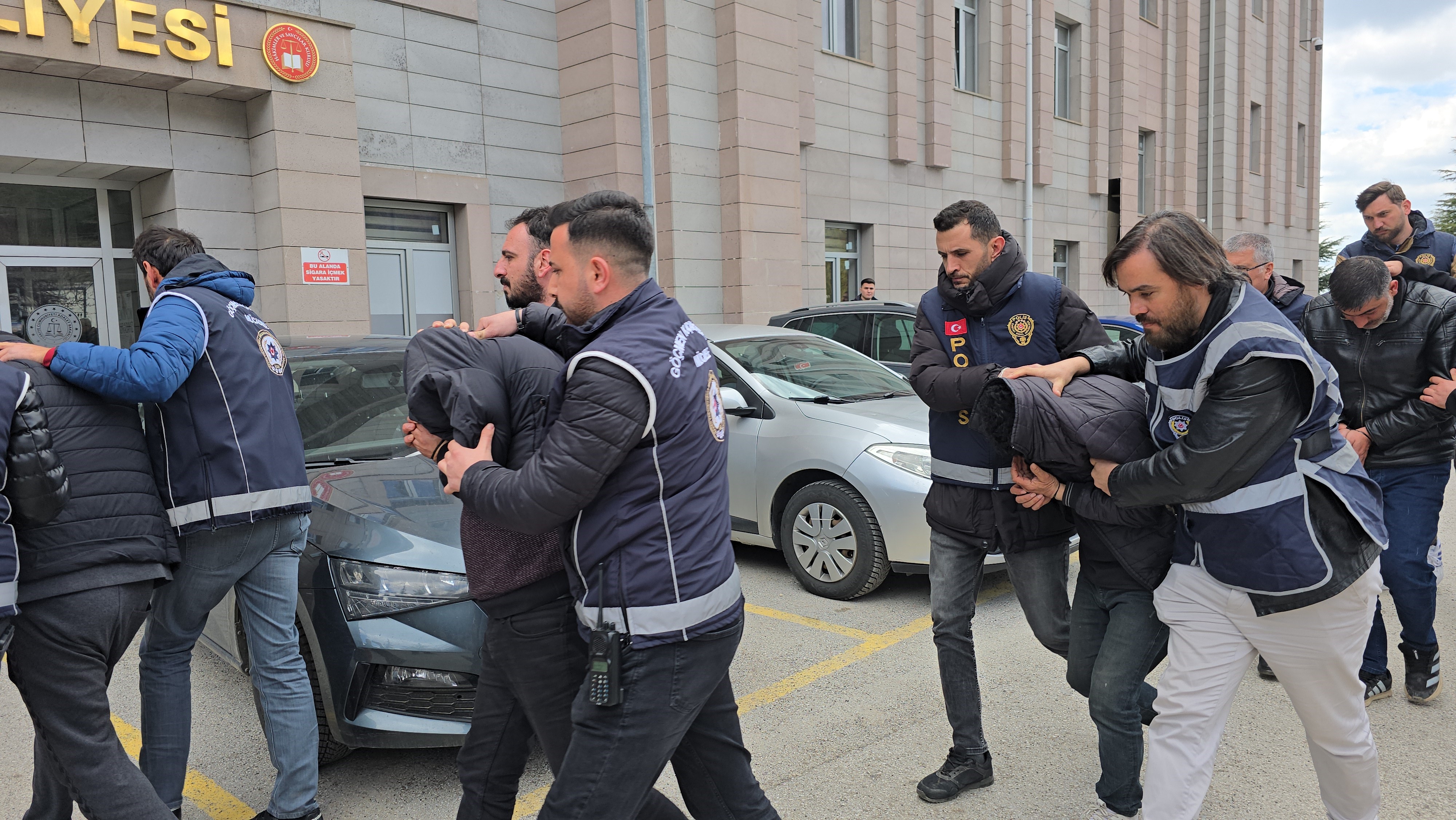 Yozgat’ta Göçmen Kaçakçılığı Operasyonu: 53 Düzensiz Göçmen Yakalandı, 6 Şüpheli Tutuklandı