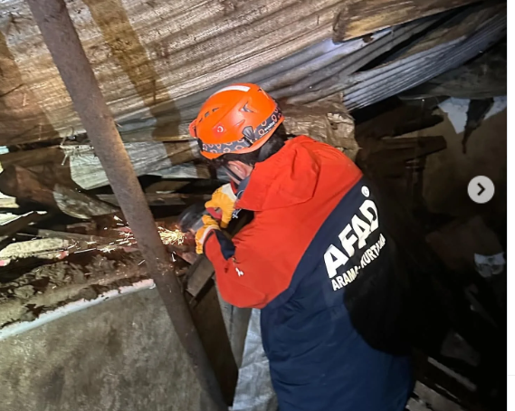 Yozgat’ta Ahır Çatısı Çöktü: 25 Büyükbaş Hayvan Vardı