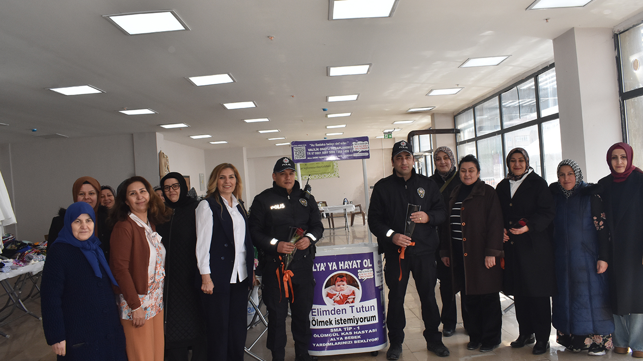 Yozgat’ta Alya Bebek Gönüllülerinden Polis Haftası Sürprizi: Emniyet Ekiplerine Çiçekli Kutlama