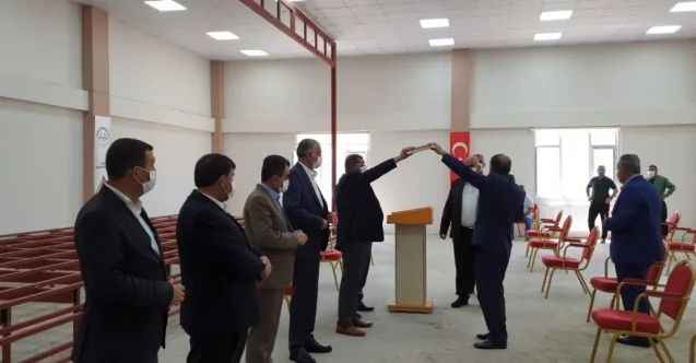 Aralarında husumet bulunan aileler, sosyal mesafeye uyup maske takarak barıştı