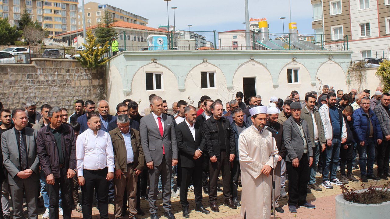 Yozgat’ta Eğitim Şehitleri İçin Gıyabi Cenaze Namazı: Abdülhamid Han Camii’nde Dualar Yükseldi