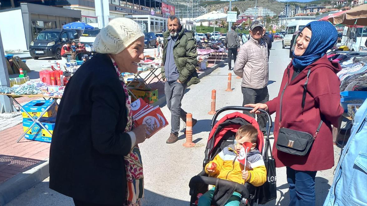 İYİ Parti Yozgat’tan 23 Nisan’da Pazar Ziyareti: Çocuklara Türk Bayrağı Dağıtıldı