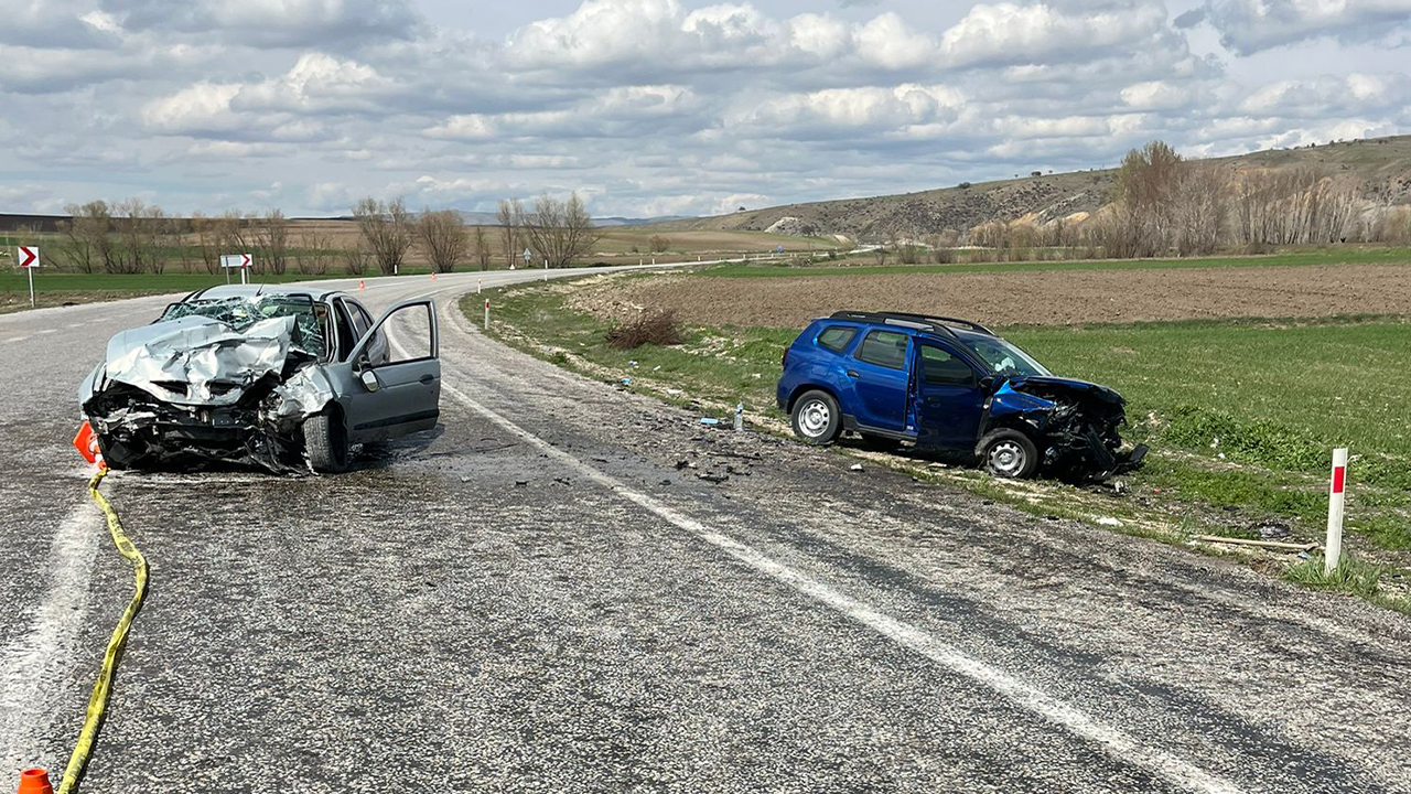 Yozgat’ta İki Araç Kafa Kafaya Çarpıştı, 1 Ölü 3 Yaralı