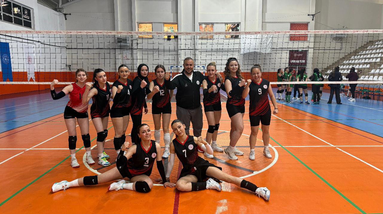 Yurtlig Voleybol’da Yozgat Fırtınası: Kız Takımı Set Vermeden Yarı Finale Yükseldi